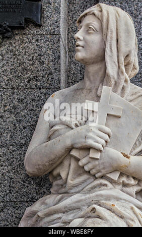 BUENOS AIRES, Brasile, MAR 14, 2014 - Statue in La Recolta cimitero in Buenos Aires Foto Stock