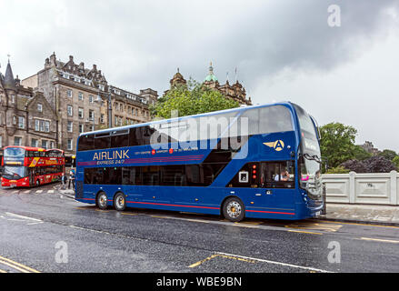 Volvo moderno double decker Airlink Express bus serve Edinburgh Waverley Station all'aeroporto di Edimburgo e azionati da autobus Lothian su Waverley Bridge Foto Stock