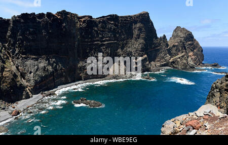 Trekking lungo i sentieri costieri a Ponta de Sao Lourenco Foto Stock