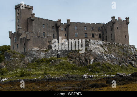 Il castello di Dunvegan su una giornata uggiosa, Scotland, Regno Unito Foto Stock