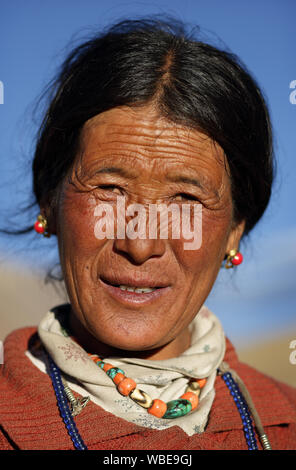 Donna nomade in alta altitudine Changtang plateau dell'Himalaya, Ladakh Foto Stock