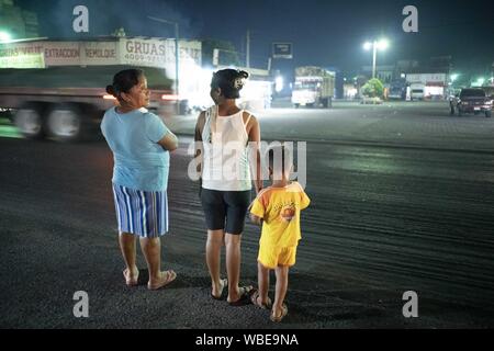 Il 8 agosto, 2019, Cocales, Suchitepequez, Guatemala: scene notturne lungo l'autostrada CA-2 a Cocales, Suchitepequez Guatemala nell'estate del 2019. Il villaggio si trova a circa 110 km ad ovest di Città del Guatemala sulla strada per il lago Atitlan. (Credito Immagine: © Bob Daemmrich/ZUMA filo) Foto Stock