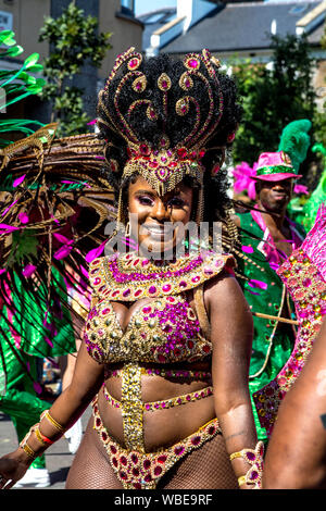 26 Agosto 2019 - la donna che indossa un elaborato abbellito samba costume di carnevale di Notting Hill su un caldo lunedì festivo, London, Regno Unito Foto Stock