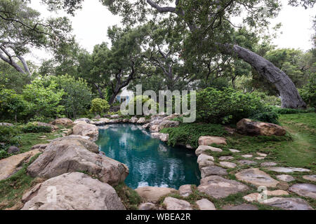 Una piscina a forma libera al Jon e Lillian Lovelace home in Montecito, California Foto Stock