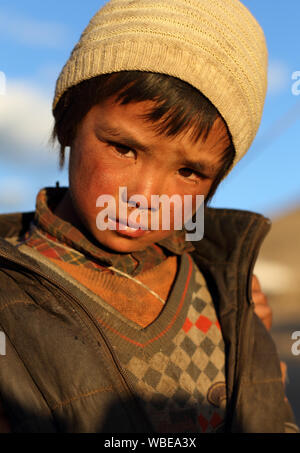 Ragazzo nomade in alta altitudine Changtang plateau dell'Himalaya, Ladakh Foto Stock