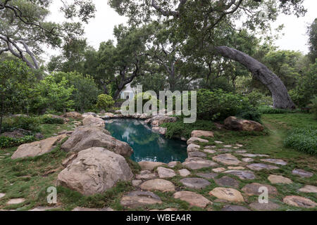 Una piscina a forma libera al Jon e Lillian Lovelace home in Montecito, California Foto Stock