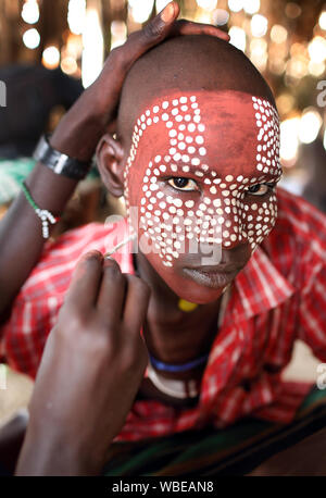 Arbore boy con colorati face painting in Sud Omo, Etiopia Foto Stock