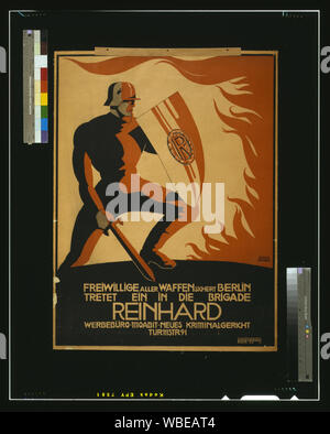 Freiwillige aller Waffen sichert Berlino; tretet ein in die Brigata Reinhard Abstract: Poster mostra un soldato che tiene una spada e protezione con la lettera R su di esso, di fronte di fiamme. Testo: volontari con tutte le armi sarà sicuro di Berlino. Arruolarsi in Reinhard brigata. Foto Stock