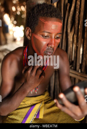 Arbore boy con colorati face painting in Sud Omo, Etiopia Foto Stock