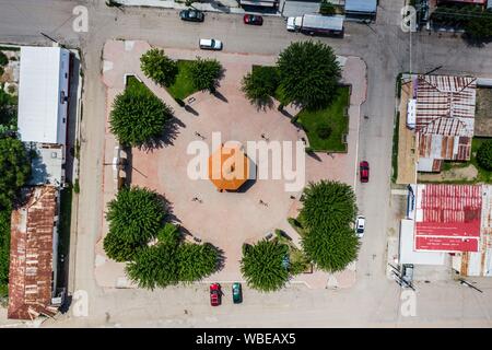 Vista aerea della città, chiosco e piazza pubblica di Esqueda, Sonora, Messico. Vista aerea del pueblo, kiosko y plaza publica de Esqueda, Sonora, Messico. (© Foto: LuisGutierrez / NortePhoto.com) Foto Stock