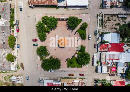 Vista aerea della città, chiosco e piazza pubblica di Esqueda, Sonora, Messico. Vista aerea del pueblo, kiosko y plaza publica de Esqueda, Sonora, Messico. (© Foto: LuisGutierrez / NortePhoto.com) Foto Stock