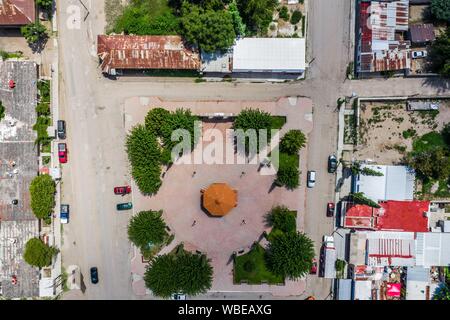 Vista aerea della città, chiosco e piazza pubblica di Esqueda, Sonora, Messico. Vista aerea del pueblo, kiosko y plaza publica de Esqueda, Sonora, Messico. (© Foto: LuisGutierrez / NortePhoto.com) Foto Stock