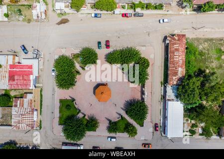 Vista aerea della città, chiosco e piazza pubblica di Esqueda, Sonora, Messico. Vista aerea del pueblo, kiosko y plaza publica de Esqueda, Sonora, Messico. (© Foto: LuisGutierrez / NortePhoto.com) Foto Stock