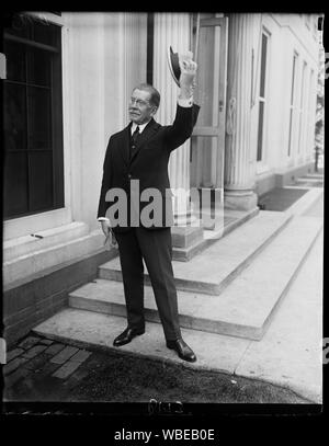 Ambasciatore francese offerte President Coolidge addio. Ambasciatore Henri Rerenger chiamato alla Casa Bianca oggi, Maggio 17th, per pagare i suoi rispetti al President Coolidge prima di vela per la sua casa in Francia dove egli trascorrere una breve vacanza. Egli vele il 22 maggio Abstract/medio: 1, negativo : vetro ; 4 x 5 in. o più piccolo Foto Stock
