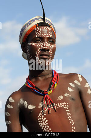 Arbore boy con colorati face painting in Sud Omo, Etiopia Foto Stock