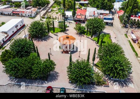 Vista aerea della città, chiosco e piazza pubblica di Esqueda, Sonora, Messico. Vista aerea del pueblo, kiosko y plaza publica de Esqueda, Sonora, Messico. (© Foto: LuisGutierrez / NortePhoto.com) Foto Stock