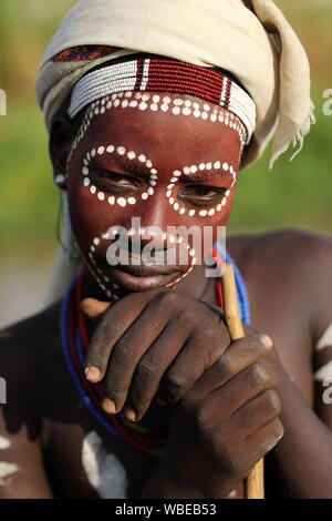 Arbore boy con colorati face painting in Sud Omo, Etiopia Foto Stock