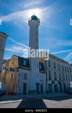 La Rochelle, Francia - 08 Maggio, 2019: Faro di Quai Valin nel vecchio porto di La Rochelle Francia Foto Stock