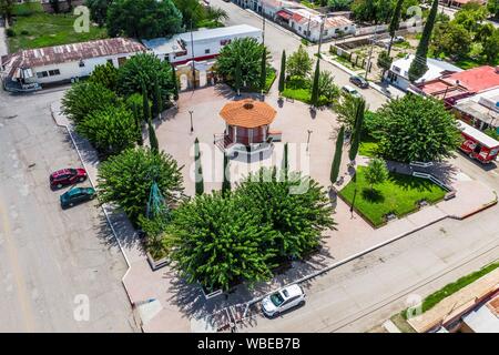 Vista aerea della città, chiosco e piazza pubblica di Esqueda, Sonora, Messico. Vista aerea del pueblo, kiosko y plaza publica de Esqueda, Sonora, Messico. (© Foto: LuisGutierrez / NortePhoto.com) Foto Stock