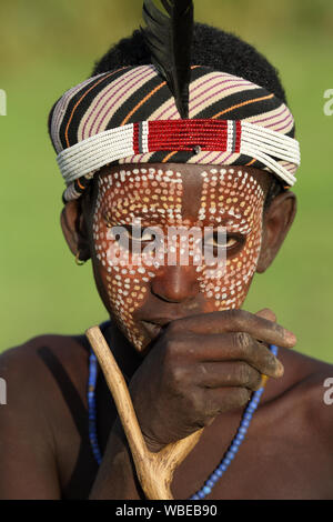 Arbore boy con colorati face painting in Sud Omo, Etiopia Foto Stock