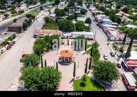 Vista aerea della città, chiosco e piazza pubblica di Esqueda, Sonora, Messico. Vista aerea del pueblo, kiosko y plaza publica de Esqueda, Sonora, Messico. (© Foto: LuisGutierrez / NortePhoto.com) Foto Stock