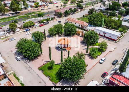 Vista aerea della città, chiosco e piazza pubblica di Esqueda, Sonora, Messico. Vista aerea del pueblo, kiosko y plaza publica de Esqueda, Sonora, Messico. (© Foto: LuisGutierrez / NortePhoto.com) Foto Stock