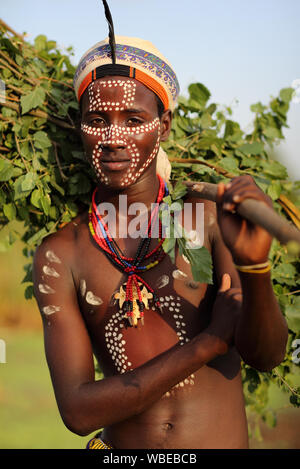 Arbore boy con colorati face painting in Sud Omo, Etiopia Foto Stock