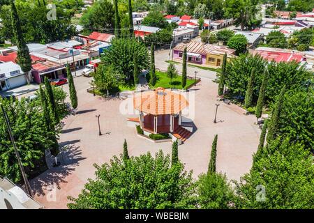 Vista aerea della città, chiosco e piazza pubblica di Esqueda, Sonora, Messico. Vista aerea del pueblo, kiosko y plaza publica de Esqueda, Sonora, Messico. (© Foto: LuisGutierrez / NortePhoto.com) Foto Stock