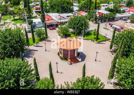 Vista aerea della città, chiosco e piazza pubblica di Esqueda, Sonora, Messico. Vista aerea del pueblo, kiosko y plaza publica de Esqueda, Sonora, Messico. (© Foto: LuisGutierrez / NortePhoto.com) Foto Stock