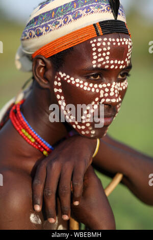 Arbore boy con colorati face painting in Sud Omo, Etiopia Foto Stock