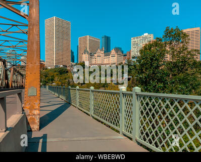 Splendida vista del centro di Edmonton, Alberta, Canada. Presa sulla soleggiata giornata estiva dal River Valley Park. Foto Stock