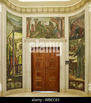 Dipinti ad affresco al di sopra di ingresso alla camera 5114, Dipartimento di Giustizia, Washington, D.C. Foto Stock