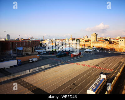 Vista del porto di Livorno al tramonto da un traghetto ormeggiata presso il molo. Foto Stock