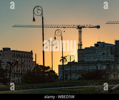 L'Avana, Cuba Nov 19, 2017 - costruzione di gru può essere visto nel corso dell Avana skyline al tramonto Foto Stock