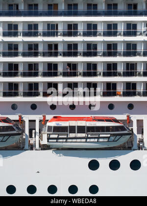 Civitavecchia, Italia - 18 agosto 2019: lussuosa nave da crociera ormeggiata al Porto di Civitavecchia, il porto più importante vicino Roma, Italia. Foto Stock