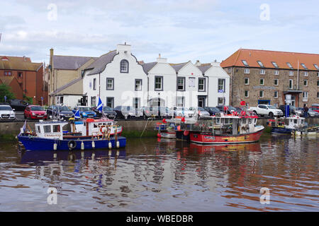 Navi e barche ormeggiate nel porto di Banbury. Eyemouth è una piccola città e parrocchia civile in Berwickshire, in Scottish Borders Foto Stock