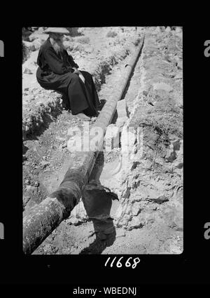 Da Salomone e le piscine di Rachels' Tomba. Seguendo antichi acquedotti, Pilato, Roman (decima legione), arabo, turco e presente giorno tubazioni. Abstract/medio: G. Eric e Edith Matson Collezione fotografica Foto Stock