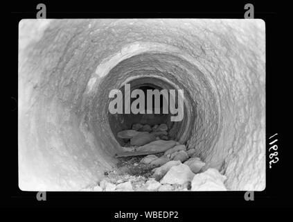 Da Salomone e le piscine di Rachels' Tomba. Seguendo antichi acquedotti, Pilato, Roman (decima legione), arabo, turco e presente giorno tubazioni. Interno dell acquedotto romano Abstract/medio: G. Eric e Edith Matson Collezione fotografica Foto Stock