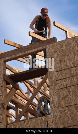 Oakland, Calif - Jan 8, 2011: I volontari aiutano a costruire nuove case per i poveri con Habitat for Humanity Foto Stock