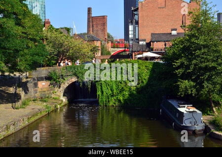 Bacino del canale di Castlefield a Manchester, Inghilterra, Regno Unito, in un pomeriggio di sole, Canal boat sulla destra Foto Stock