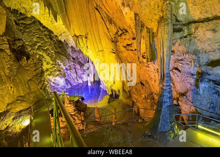 Piccolo lago nella grotta stalattitica Dim Magarasi, Kestel, Alanya, provincia di Antalya, Turchia Foto Stock