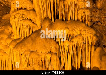 Stalattiti, grotta stalattitica Dim Magarasi, Kestel, Alanya, provincia di Antalya, Turchia Foto Stock