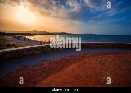 Spiaggia di graniro con Santa Lucia città vecchia nella Regione italiana Sardegna sul Mar Tirreno, Sardegna, Italia, Europa. Foto Stock