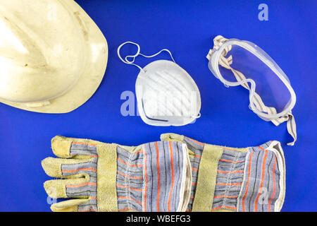 Assortimento di ingranaggio di sicurezza su uno sfondo blu Foto Stock