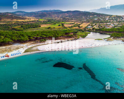 Spiaggia di graniro con Santa Lucia città vecchia nella Regione italiana Sardegna sul Mar Tirreno, Sardegna, Italia, Europa. Foto Stock
