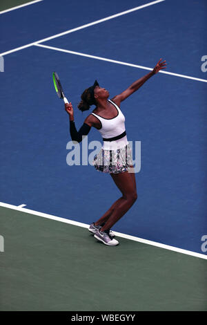 Flushing Meadows, New York, Stati Uniti - Agosto 26, 2019. Venus Williams che serve durante la sua prima partita contro Saisai Zheng della Cina il primo giorno di gioco ad US Open a Flushing Meadows, New York. Williams ha vinto la partita in retta fissa di anticipo per il secondo round. Credito: Adam Stoltman/Alamy Live News Foto Stock