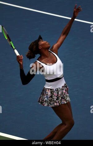 Flushing Meadows, New York, Stati Uniti - Agosto 26, 2019. Venus Williams che serve durante la sua prima partita contro Saisai Zheng della Cina il primo giorno di gioco ad US Open a Flushing Meadows, New York. Williams ha vinto la partita in retta fissa di anticipo per il secondo round. Credito: Adam Stoltman/Alamy Live News Foto Stock