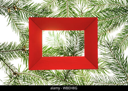 Creative composizione di Natale fatto di verde abete rami su sfondo bianco, isolata. Foto Stock