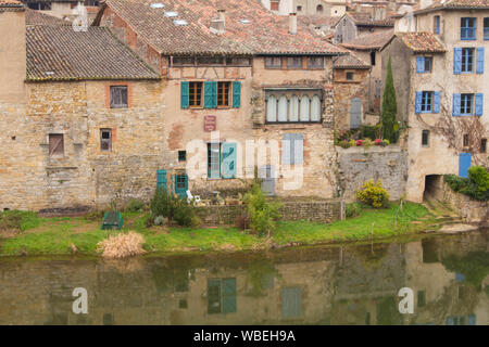 Saint-Antonin-Noble-Val, Francia - 08 Gennaio 2013: case, strade, fiume e architettura del villaggio Foto Stock