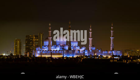 ABU DHABI, Emirati arabi uniti, MAR 21, 2018: Sheik Zayed Mosque come visto durante la notte Foto Stock